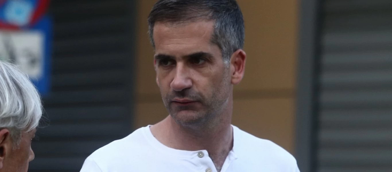 Πολίτες προπηλάκισαν και πέταξαν καφέδες και νερά στον δήμαρχο Κώστα Μπακογιάννη